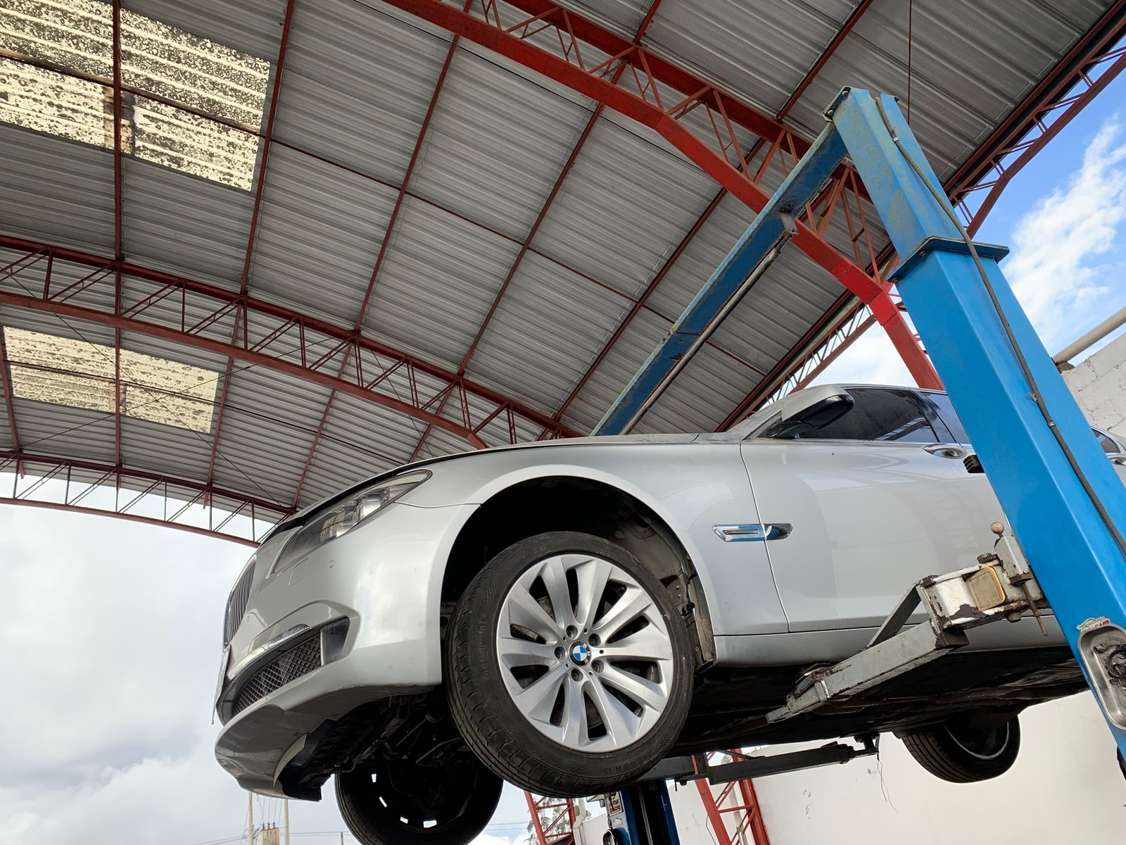 Tablero del BMW ActiveHybrid 7 con el flujo de energía activo tras la reparación